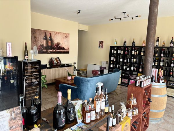 Ecke mit Champagner, Likören und Weinkühlschrank