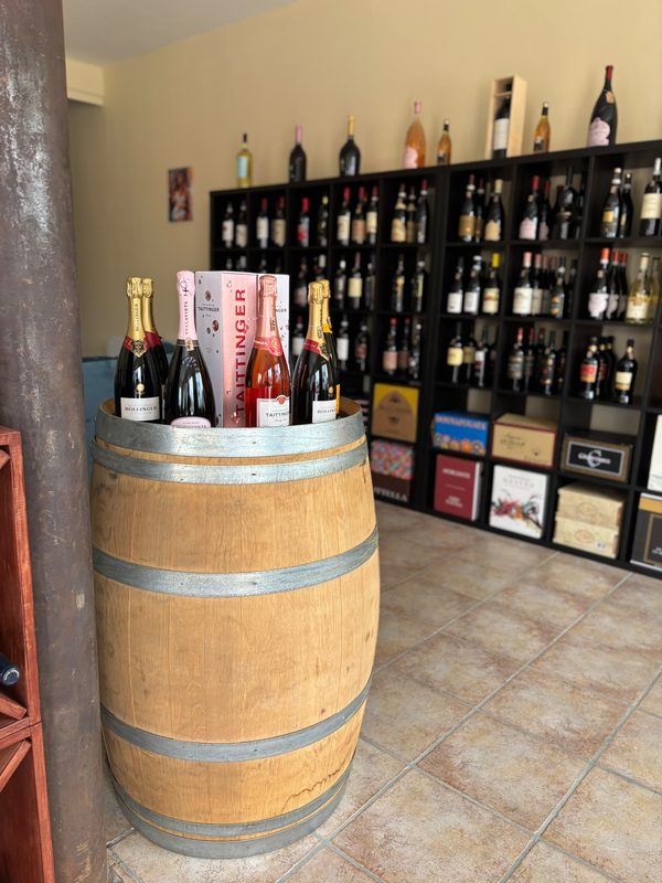 Champagnerflaschen auf einem Weinfass
