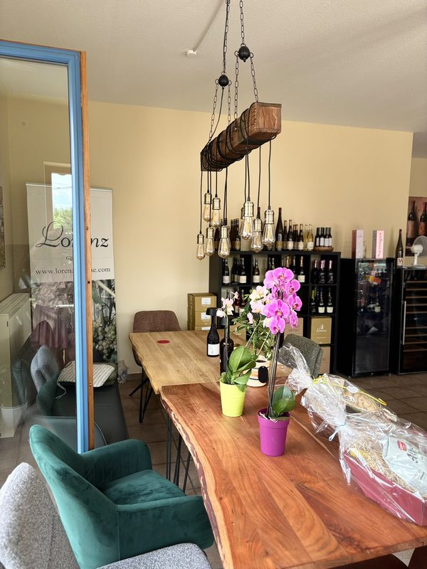 Langer Tisch aus einer Akazienbohle mit Orchideen