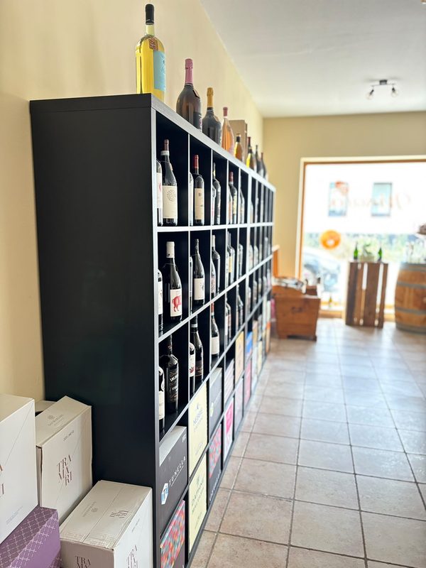 Regalwand voller Weinflaschen
