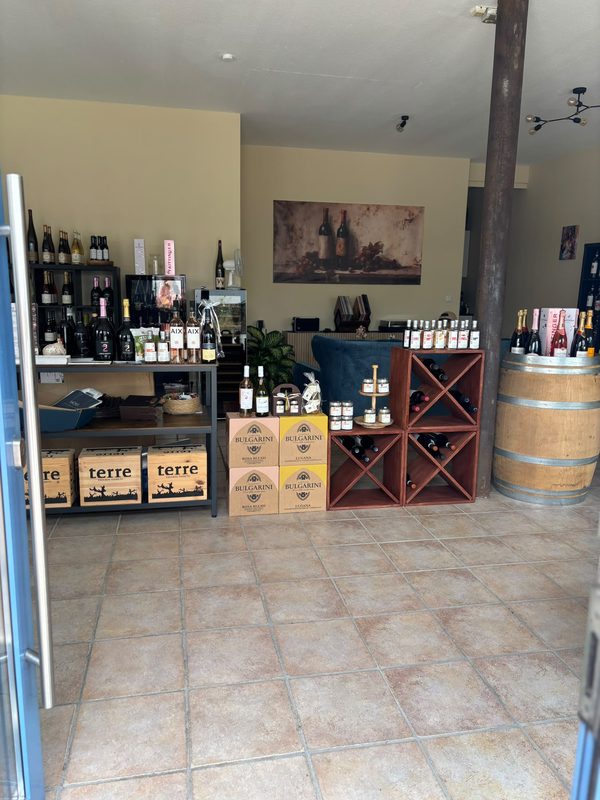 Weinkisten und Feinkost im Verkaufsraum